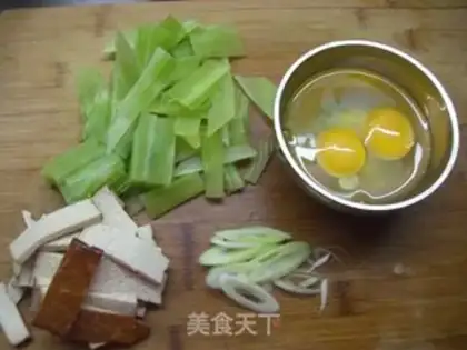 Make Vegetarian scrambled eggs and fragrant dried lettuce step 0