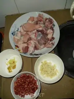 Make Braised pork knuckles with peanuts step 0