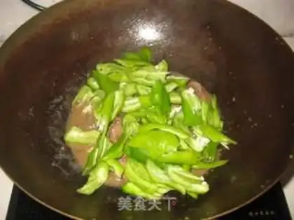 Make stir-fried beef with chili bean drum step 5