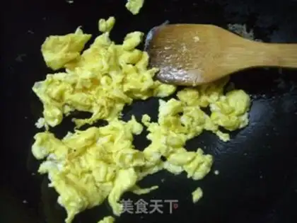 Make Vegetarian scrambled eggs and fragrant dried lettuce step 1