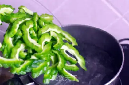 Make Sesame oil and bitter gourd step 2