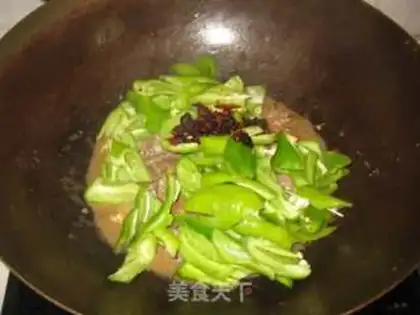 Make stir-fried beef with chili bean drum step 6