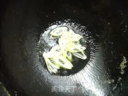 Make Vegetarian scrambled eggs and fragrant dried lettuce step 2