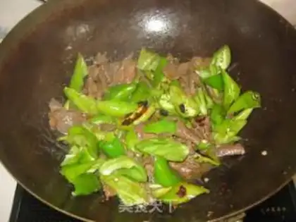 Make stir-fried beef with chili bean drum step 7