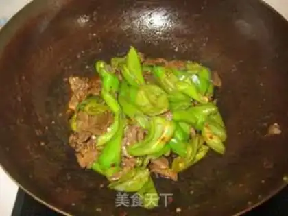 Make stir-fried beef with chili bean drum step 8