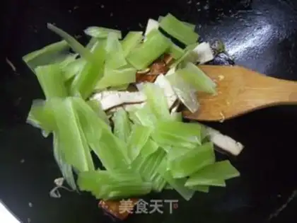 Make Vegetarian scrambled eggs and fragrant dried lettuce step 4