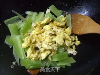 Make Vegetarian scrambled eggs and fragrant dried lettuce step 5