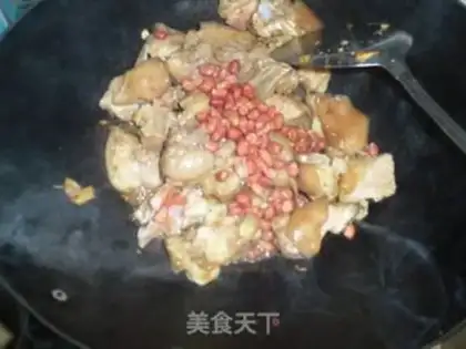 Make Braised pork knuckles with peanuts step 3