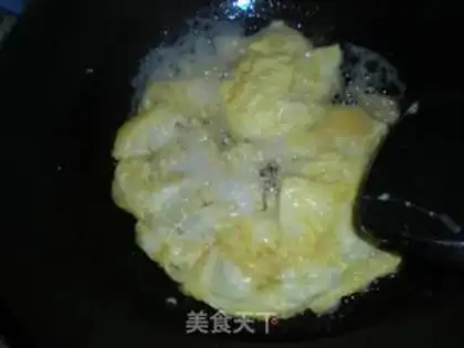 Make Scrambled eggs with leek moss step 1
