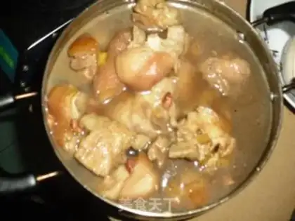 Make Braised pork knuckles with peanuts step 4
