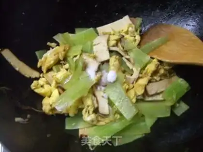 Make Vegetarian scrambled eggs and fragrant dried lettuce step 7