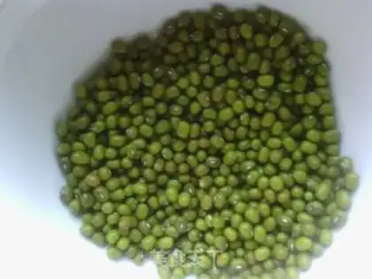 Make Peanut, mung bean, dates, crushed ice lolles step 1