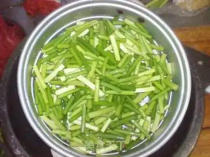 Make Spanish mackerel and garlic sprouts step 0
