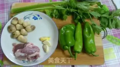 Make stir-fried pork with day lily and straw mushroom step 1