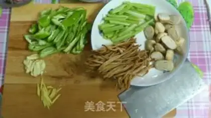 Make stir-fried pork with day lily and straw mushroom step 2