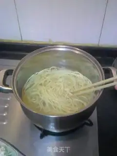 Make hot dry noodles step 1