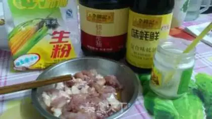 Make stir-fried pork with day lily and straw mushroom step 3