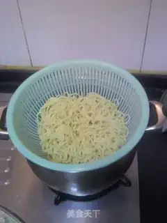Make hot dry noodles step 2