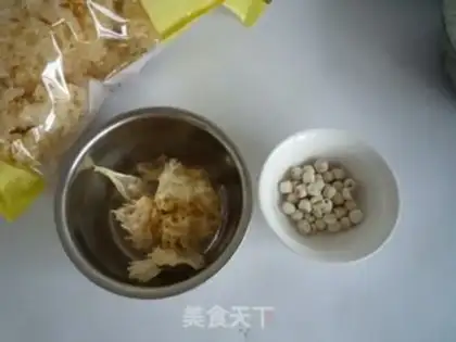 Make Crystal sugar Tremella lotus seed soup step 0