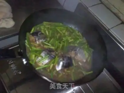 Make Spanish mackerel and garlic sprouts step 6