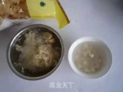 Make Crystal sugar Tremella lotus seed soup step 1