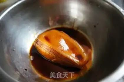 Make Farmhouse stir-fried pork step 1