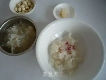 Make Crystal sugar Tremella lotus seed soup step 2