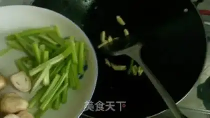 Make stir-fried pork with day lily and straw mushroom step 9