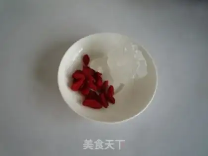 Make Crystal sugar Tremella lotus seed soup step 3