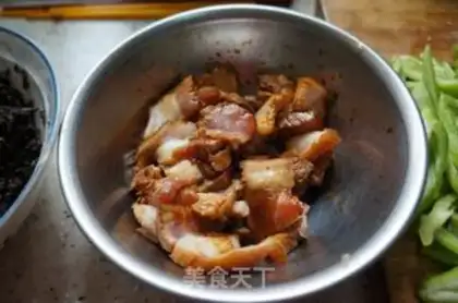 Make Farmhouse stir-fried pork step 2
