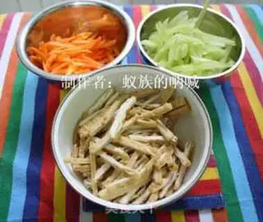 Make stir-fried three shredded vegetables step 1