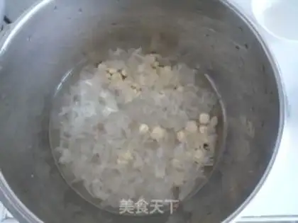 Make Crystal sugar Tremella lotus seed soup step 4