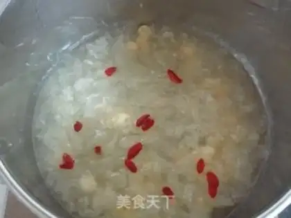 Make Crystal sugar Tremella lotus seed soup step 6