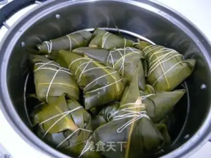 Make Fresh meat rice dumplings step 4