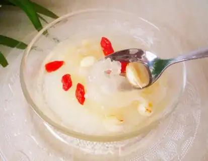 Make Crystal sugar Tremella lotus seed soup step 7