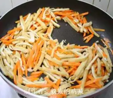 Make stir-fried three shredded vegetables step 4