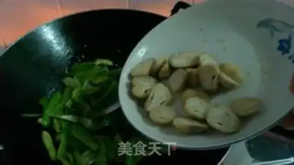 Make stir-fried pork with day lily and straw mushroom step 12