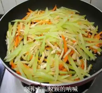 Make stir-fried three shredded vegetables step 5