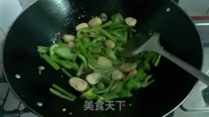 Make stir-fried pork with day lily and straw mushroom step 13