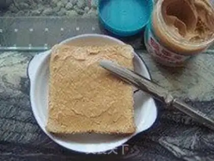 Make Peanut butter and banana sandwich step 1