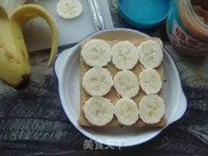 Make Peanut butter and banana sandwich step 2