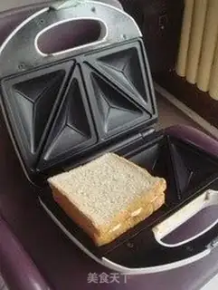 Make Peanut butter and banana sandwich step 4