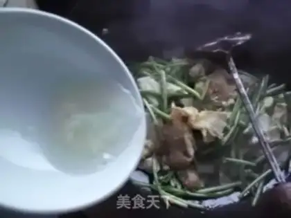 Make Pan-fried buns with chicken sauce step 1