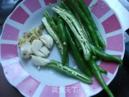 Make Sauce spicy pork with Hangzhou pepper step 1