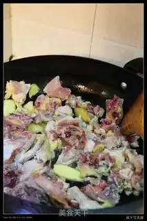 Make Xinjiang saute spicy chicken step 2