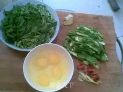 Make Scrambled egg with green and red pepper and leek step 0