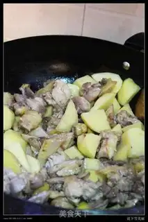 Make Xinjiang saute spicy chicken step 4