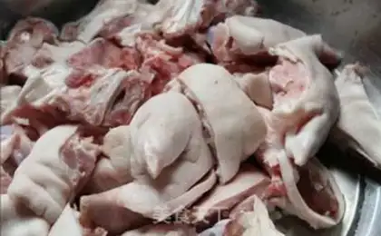 Make braised pork knuckles in red step 0