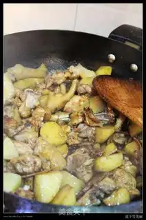 Make Xinjiang saute spicy chicken step 5