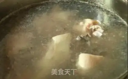 Make braised pork knuckles in red step 1